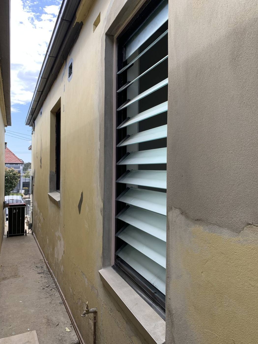 Frosted louvre window in the newly rendered wall, Dulwich Hill by Loel Homes